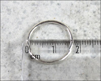 Pomiar średnicy pierścionka przy pomocy linijki