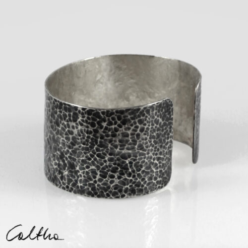 srebrna metalowa bransoleta
